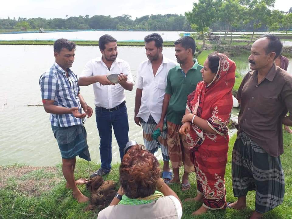 The Right Kind team interacting with Fish Farmers to support Bank Asia efforts in the field as part of World Fish’s BANA Project