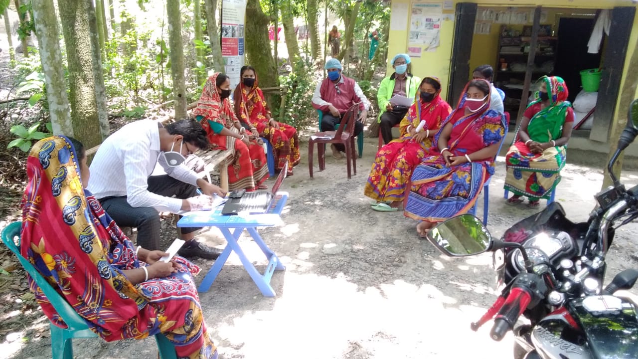 The Right Kind team organizes an outdoor meeting during the COVID-19 pandemic to engage female participants in small loans registration